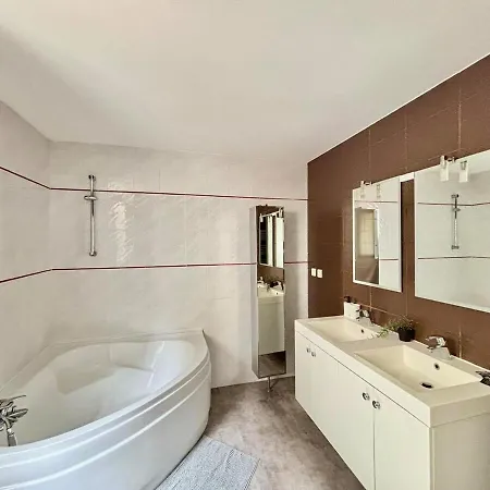 Grand Pour 8 Personnes Proche De Jaude 클레르몽페랑